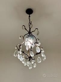 Lampadario a sospensione in ferro e cristallo.