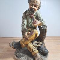 Vecchio con pipa seduto su tronco