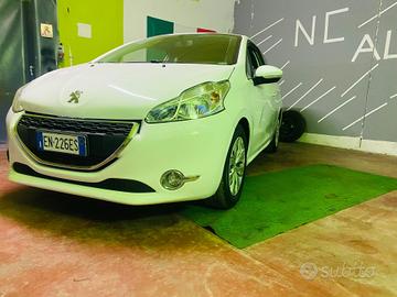 Peugeot 208 1.4 HDi 68 CV 3 porte Allure