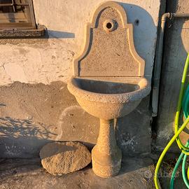 Fontana in pietra a muro