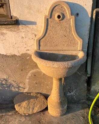 Fontana in pietra a muro