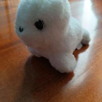 Peluche a forma di foca bianca
