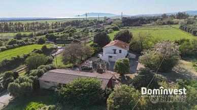 Rustico / Casale di 311 m² con più di 5 locali a C