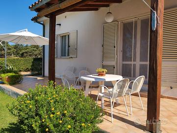 Bilocale con giardino e portico 950 mt dal mare
