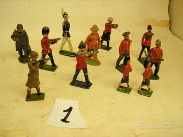 12  SOLDATINI  IN  PIOMBO  (1)