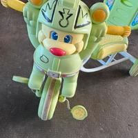 Triciclo con muso di orsetto verde chiaro