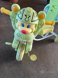 Triciclo con muso di orsetto verde chiaro