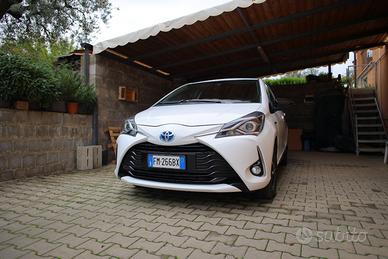 TOYOTA Yaris Hybrid LEGGERE