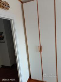 armadio bianco con profilo in legno