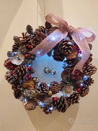 Ghirlanda di Natale con pigne realizzata a mano