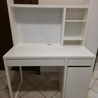Scrivania IKEA MICKE con mensole – Ottime condizio