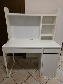 Scrivania IKEA MICKE con mensole – Ottime condizio
