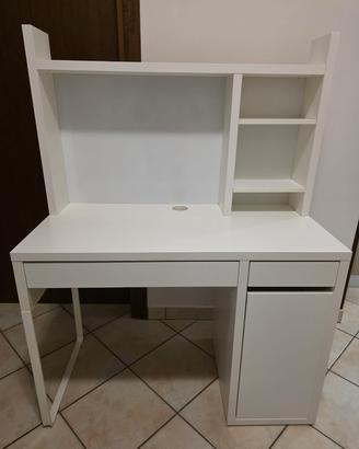 Scrivania IKEA MICKE con mensole – Ottime condizio