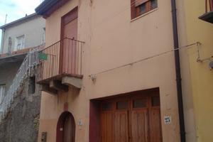 Casa da riprendere al centro del paese