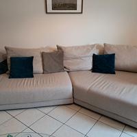 divano con penisola e cuscini