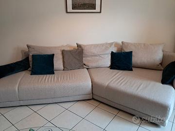 divano con penisola e cuscini