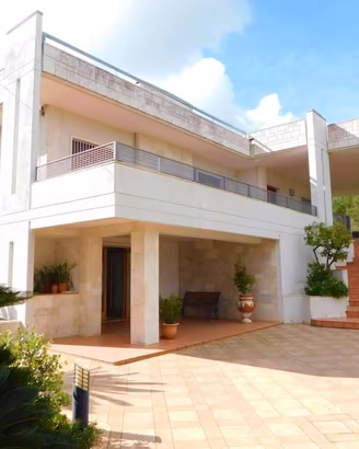 Villa di 200 m² con più di 5 locali e box auto a M