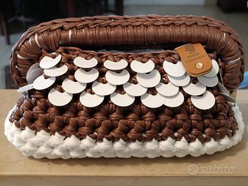 Clutch in similpelle marrone con paillettes 