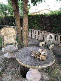 Tavolo rotondo con due sedie ornamentali