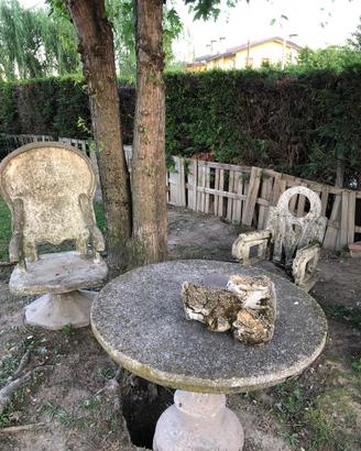 Tavolo rotondo con due sedie ornamentali