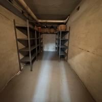 Cantina pavimentata con scaffalature 80/mese