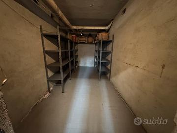 Cantina pavimentata con scaffalature 80/mese
