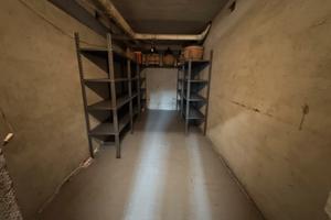 Cantina pavimentata con scaffalature 80/mese