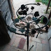 Portavaso in ferro battuto pieno.