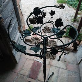 Portavaso in ferro battuto pieno.