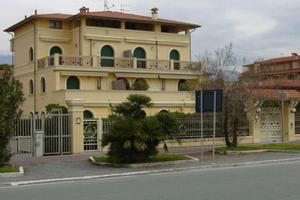 Residenziale appartamento in villa Marina di Massa