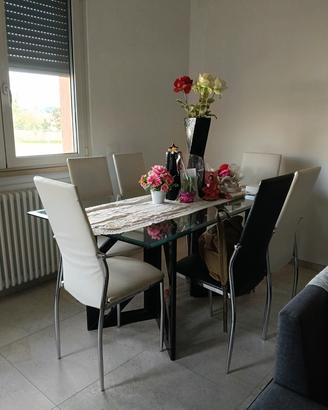 Tavolo in cristallo con sedie