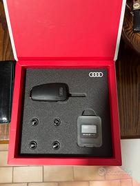 Chiavetta USB Audi e tappi gomme logo Audi