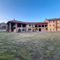 Cascinale da ristrutturare