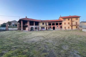 Cascinale da ristrutturare