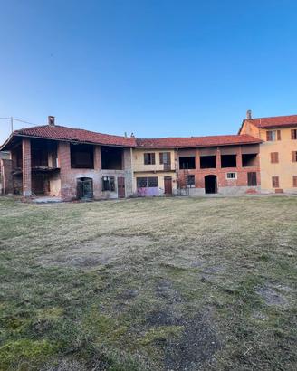 Cascinale da ristrutturare