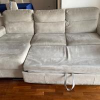 Divano con chaise longue e allungabile