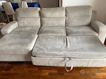 Divano con chaise longue e allungabile