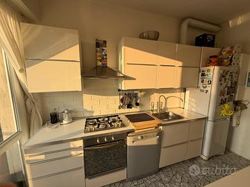 Cucina completa di elettrodomestici