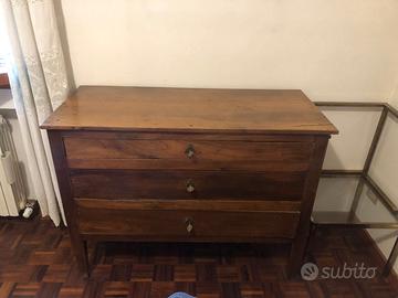 Cassettone in noce con tre  grandi cassetti.