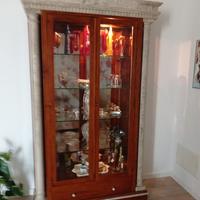 Vetrina elegante in legno e marmo