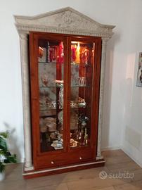 Vetrina elegante in legno e marmo
