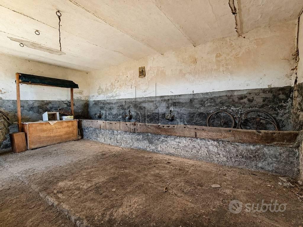 Rustico / Casale di 200 m² con più di 5 locali a C - Altro