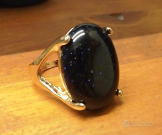 Anello in metallo e pietra blu luccicante