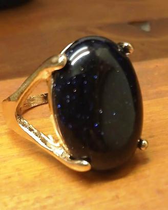 Anello in metallo e pietra blu luccicante