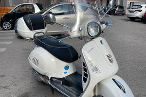 Vespa 300 gts