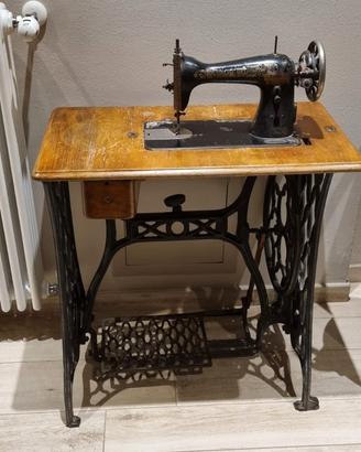 Macchina per cucire a pedale Singer