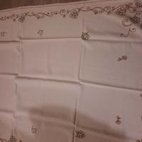 tovaglia puro lino ricamata a mano