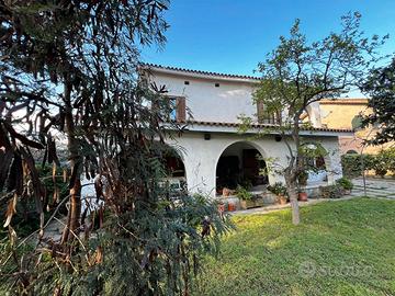 Villa al margine rosso lato mare