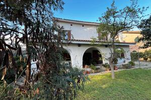 Villa al margine rosso lato mare