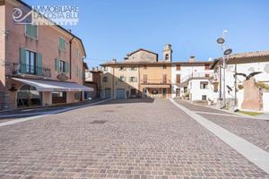 Casa indipendente di 200 m² con più di 5 locali a 